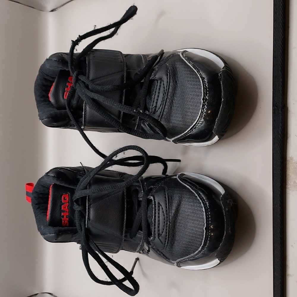 Shaq Boys' Palace Basketball Shoes Size 2D Black with Red